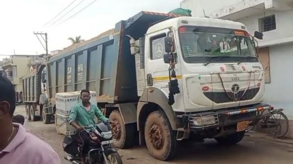 Illegal transportation of sand through the streets of the ward in Charama of Kanker district overnight