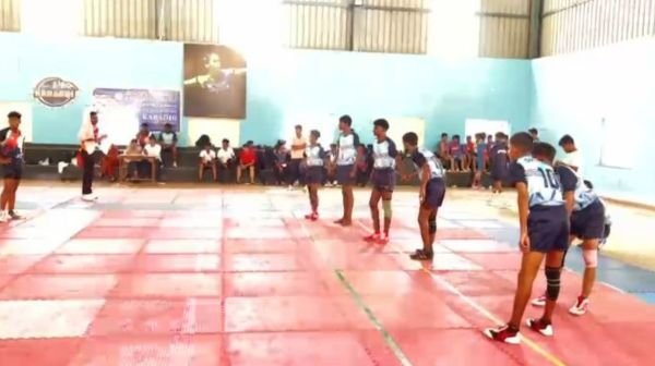 Students of Genius Public School of Bemetara hoisted the flag in the national badminton and kabaddi competition