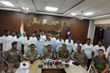 Sukma: 18 Naxalites surrendered, including 4 hardcore Naxalites