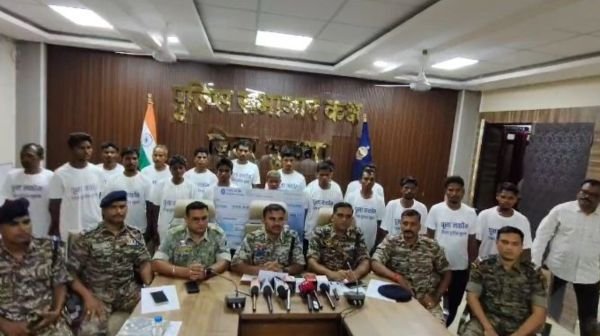 Sukma: 18 Naxalites surrendered, including 4 hardcore Naxalites