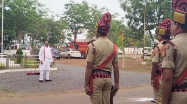 Chief Minister Vishnudev Sai reached Balod, planted trees before the review meeting