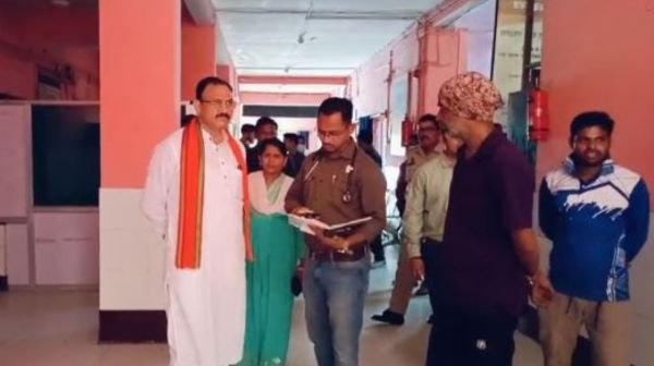 स्वास्थ्य मंत्री श्याम बिहारी जायसवाल का औचक निरीक्षण - Swadesh News