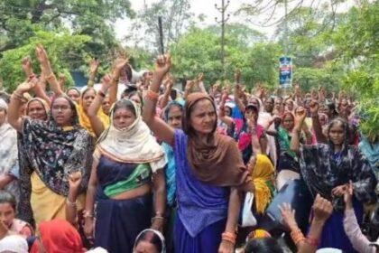 Strong protest by sanitation workers in Durg, salary not received for two months