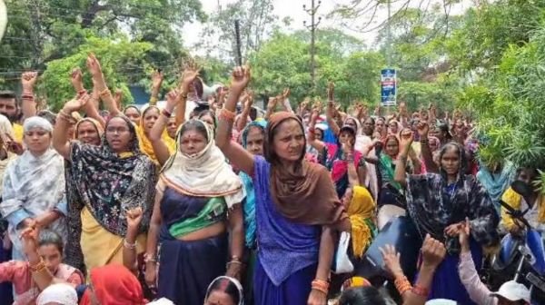 Strong protest by sanitation workers in Durg, salary not received for two months