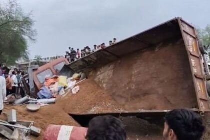 Bemetara Breaking: Government vehicle crashed, major accident averted