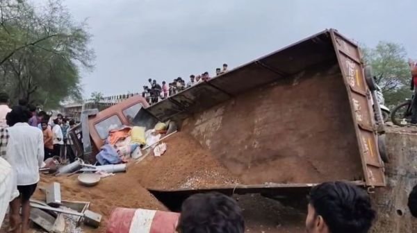 Bemetara Breaking: Government vehicle crashed, major accident averted