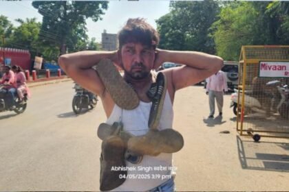 A young man was beaten up after being garlanded with shoes on the charge of physical abuse