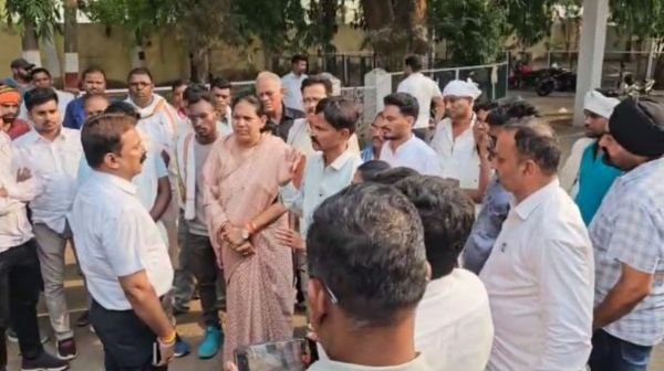 Controversy over meeting between MLA Savitri Mandavi and Collector Nilesh Kshirsagar in Bhanupratappur