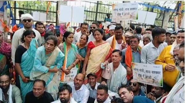 Strong demonstration by Congress on the issue of MNREGA in Durg