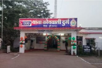 Durg Breaking: 16-year-old youth stabbed, accused absconding