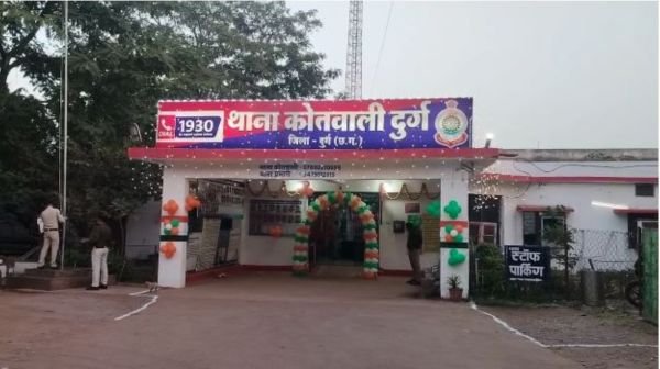 Durg Breaking: 16-year-old youth stabbed, accused absconding