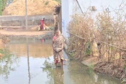 Dirty water is filled in Keshadbari ward of Bemetara since last four months