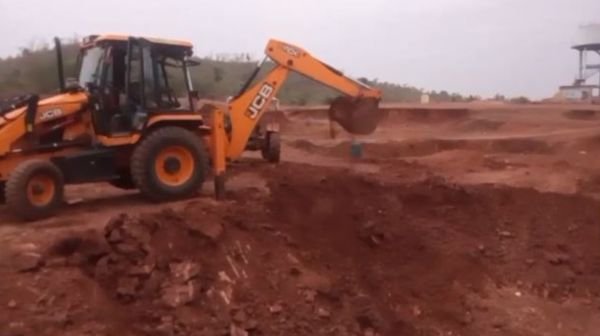 Illegal sand mining from government pond: Serious allegations against Sarpanch representative in Jiratola Panchayat