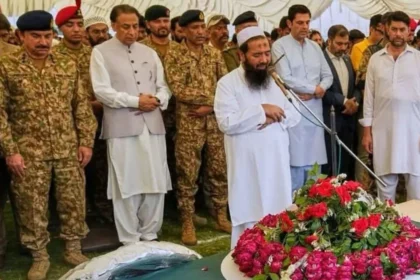 मसूद अजहर के साथ पाक अधिकारी, आतंकियों के अंतिम संस्कार में