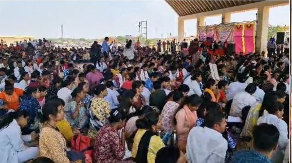 Raipur: NHM employees protest, 16 thousand employees participated