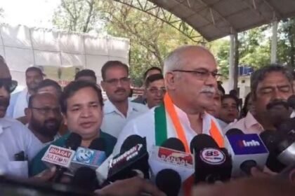 Bhupesh Baghel reached Bhilai on Labor Day, celebrated the festival by eating stale food from sacks