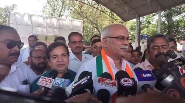 Bhupesh Baghel reached Bhilai on Labor Day, celebrated the festival by eating stale food from sacks