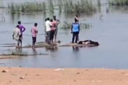 Dead body of a middle aged man found in Rajim Triveni Sangam, police busy in investigation
