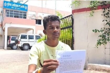 Stunts performed by youths in a moving car in Dhamtari