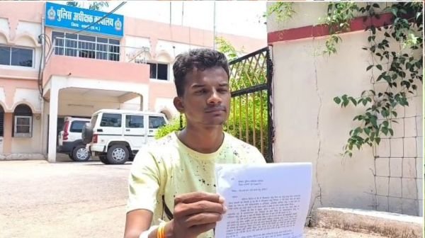 Stunts performed by youths in a moving car in Dhamtari