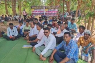 Farmers angry with Raoghat project landed on railway track