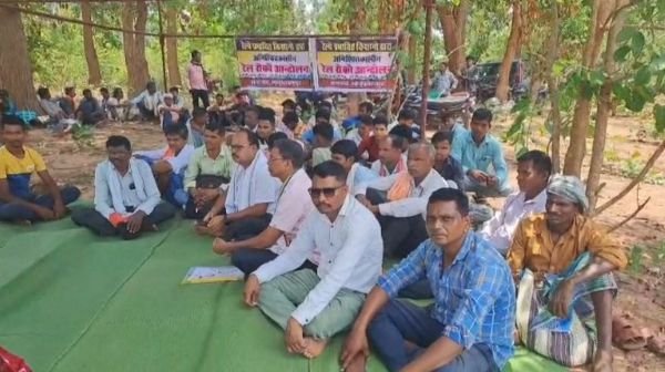 Farmers angry with Raoghat project landed on railway track