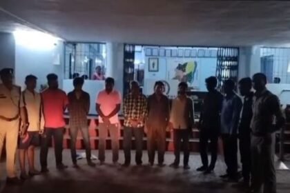 A party of 52 cards was organized in Bodachhapar Khar of Dhamtari