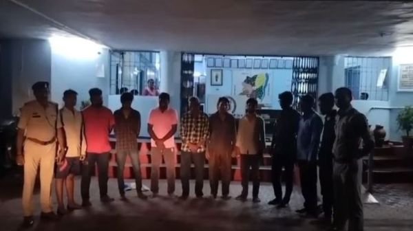 A party of 52 cards was organized in Bodachhapar Khar of Dhamtari