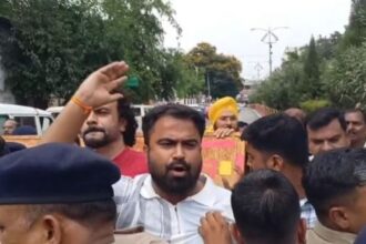 Congressmen protest against CM Vishnudev Sai's visit in Ambikapur