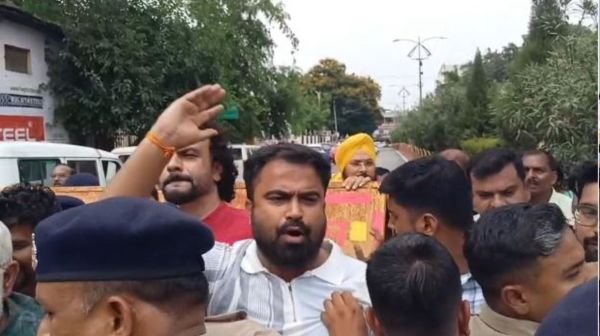 Congressmen protest against CM Vishnudev Sai's visit in Ambikapur