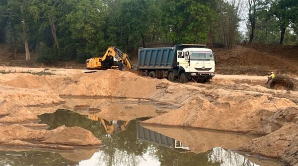 Bhanupratappur: Sand mafia again active in Durgukondal