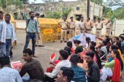 Mahasamund: D.Ed and B.Ed Trained Association gheraoed the Collectorate