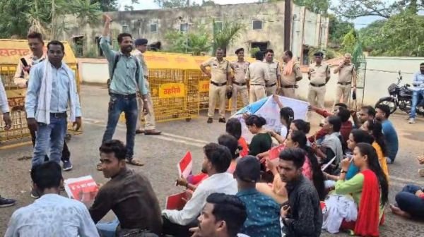 Mahasamund: D.Ed and B.Ed Trained Association gheraoed the Collectorate