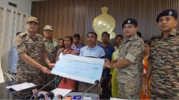 Bijapur: Police got a big success, 24 Maoists surrendered