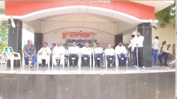 Dhamtari: Congress's strong protest against power cuts