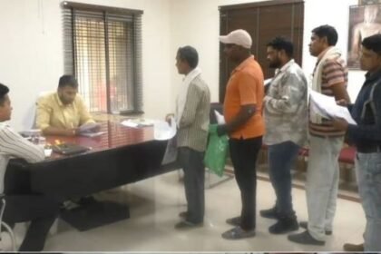 Raigarh Collector Mayank Chaturvedi heard the problems of the people in Jan Darshan