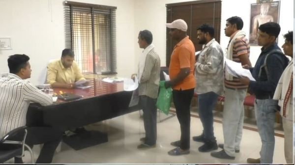 Raigarh Collector Mayank Chaturvedi heard the problems of the people in Jan Darshan