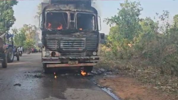 A moving truck caught fire on Pakhanjur-Bande State Highway, the driver showed presence of mind