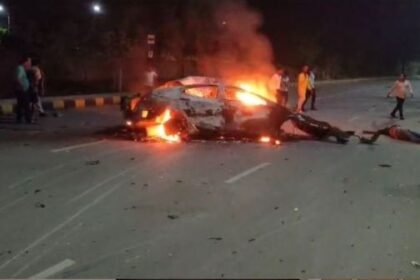 High speed wreaks havoc in Nava Raipur: Car collides with pole