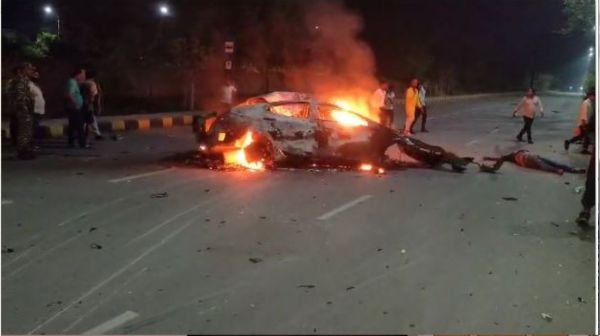 High speed wreaks havoc in Nava Raipur: Car collides with pole