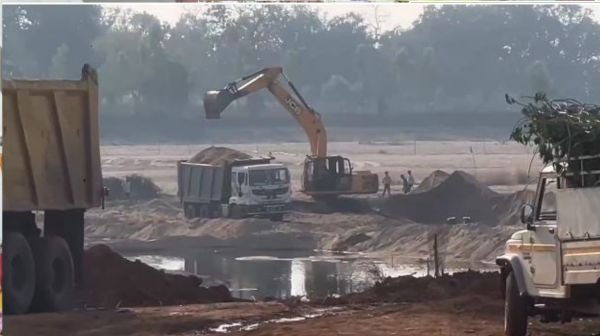 Illegal sand mining is in full swing in Bhanupratappur, administration is silent