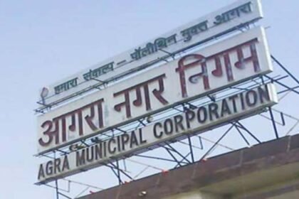 आगरा नगर निगम ने अवैध होर्डिंग