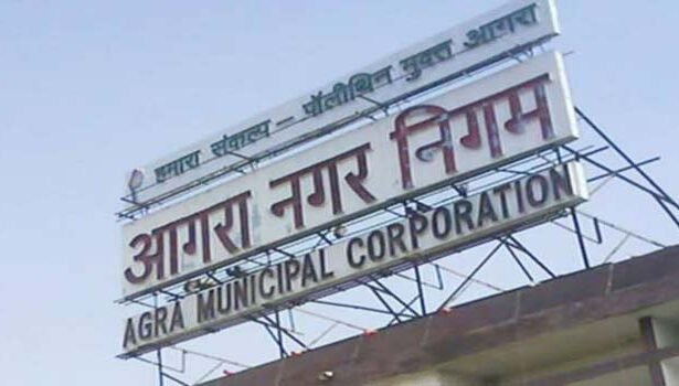 आगरा नगर निगम ने अवैध होर्डिंग
