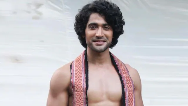 घुम है किसिके प्यार में