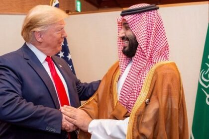 डोनाल्ड ट्रंप और मोहम्मद बिन सलमान की हाथ मिलाती हुई तस्वीर