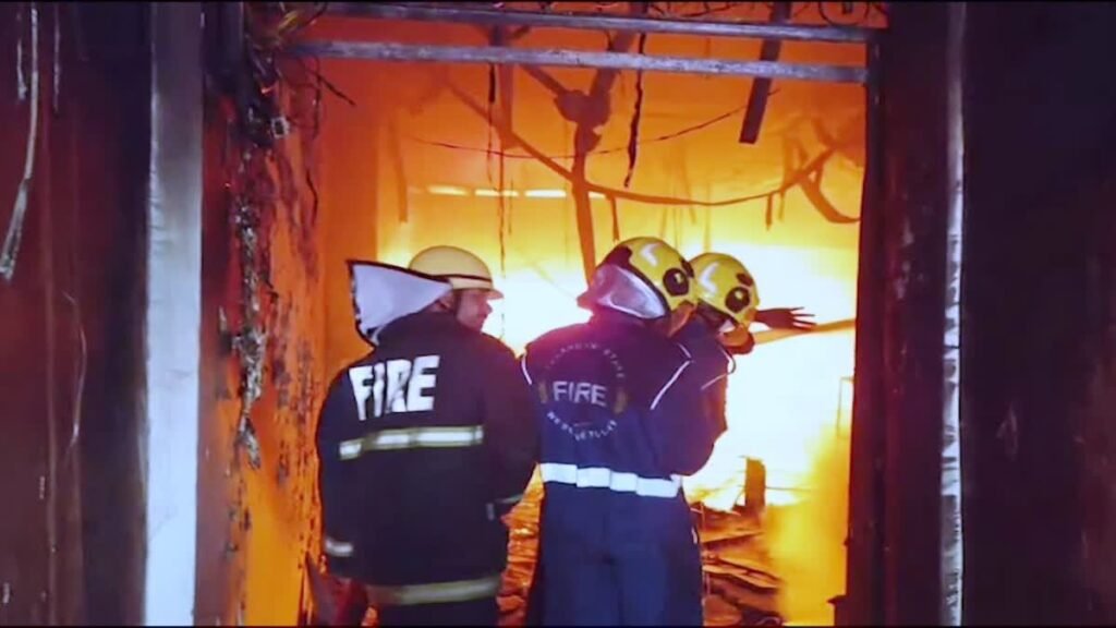 दराबाद के चारमीनार स्थित गुलजार हाउस में भीषण आग