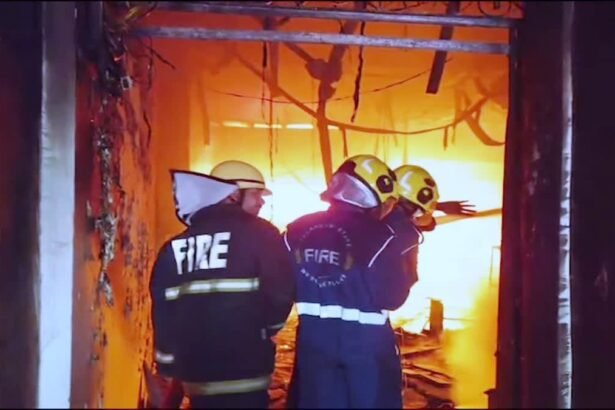 दराबाद के चारमीनार स्थित गुलजार हाउस में भीषण आग