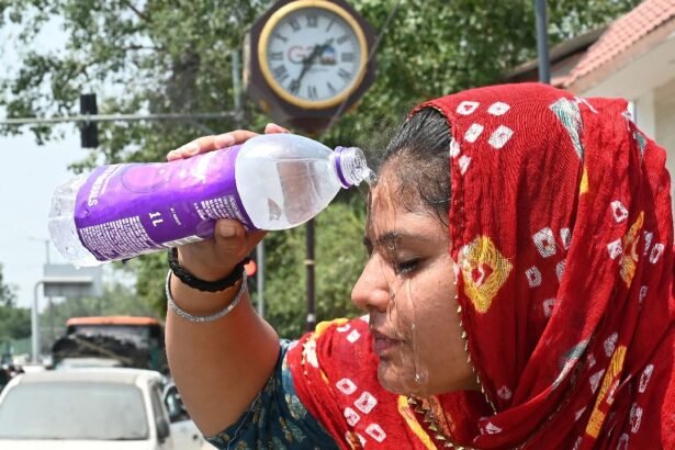 दिल्ली में बढ़ी प्रचंड गर्मी