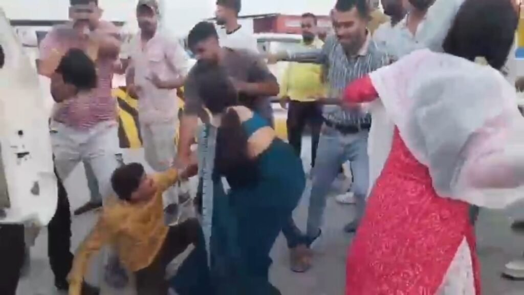 देवास के बड़नगर-बदनावर हाईवे पर एक कार सवार परिवार के साथ टोल संचालकों की झड़प हुई