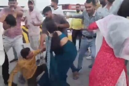 देवास के बड़नगर-बदनावर हाईवे पर एक कार सवार परिवार के साथ टोल संचालकों की झड़प हुई